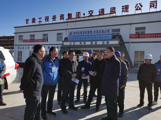 省交通運(yùn)輸廳黨組書記、廳長李睿調(diào)研交通監(jiān)理公司承監(jiān)的卓合高速公路一期工程建設(shè)情況